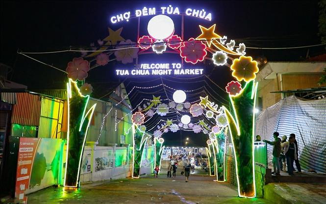Chợ đêm Tủa Chùa được họp vào tối thứ 7 hàng tuần. Ảnh: Xuân Tư - TTXVN