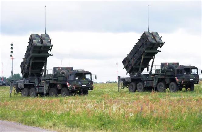 (Tư liệu) Hệ thống phòng không Patriot của Đức được triển khai tại sân bay Vilnius, Litva ngày 10/7/2023. Ảnh: Reuters/TTXVN