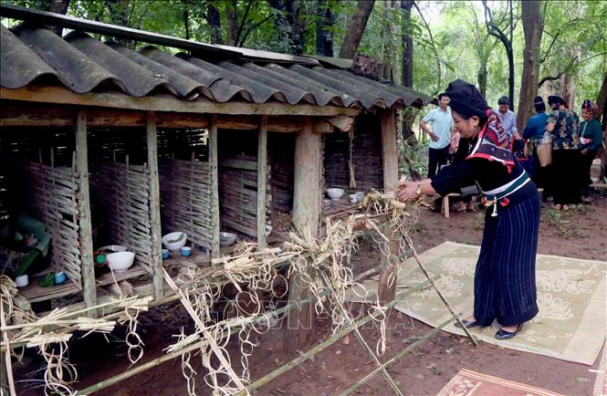 Chuẩn bị các lễ vật cúng các vị thần, người có công thành lập bản trong Lễ hội Đông Sửa. Ảnh: Quang Quyết - TTXVN