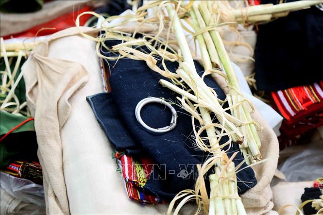 Các lễ vật được đồng bào dâng cúng các vị thần, người có công thành lập bản. Ảnh: Quang Quyết - TTXVN