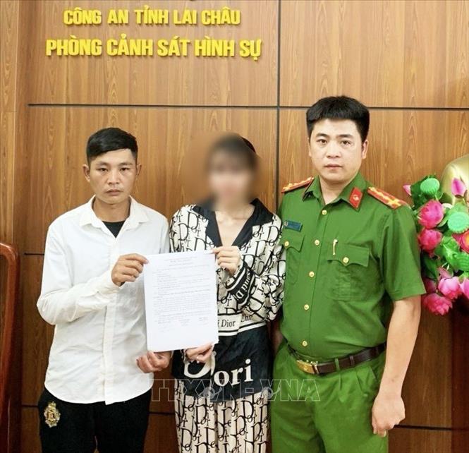 Cháu Lò Thị P. được trao trả cho gia đình. Ảnh: TTXVN phát.