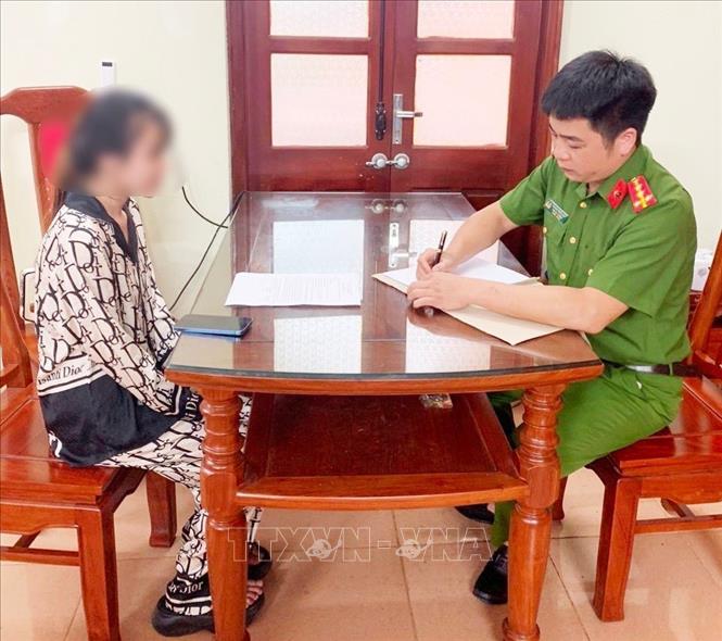 Cháu Lò Thị P. làm việc tại cơ quan điều tra. Ảnh: TTXVN phát.