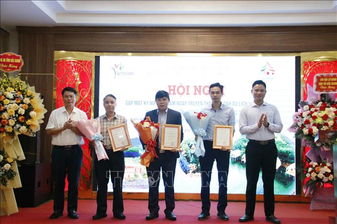 Ban Tổ chức trao giải cho các tác giả có slogan đoạt giải tại cuộc thi. Ảnh: Đồng Thúy-TTXVN