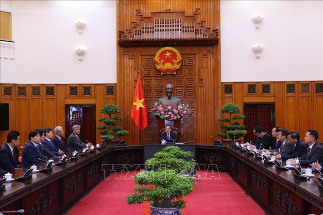 Phó Thủ tướng Trần Lưu Quang tiếp ông Jung Won Ju, Chủ tịch Tập đoàn DAEWOO E&C, kiêm Chủ tịch Hiệp hội Xây dựng Nhà ở Hàn Quốc. Ảnh: Văn Điệp - TTXVN