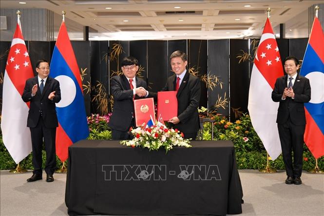Thủ tướng Lào Sonexay Siphandone và Thủ tướng Singapore Lawrence Wong chứng kiến lễ ký kết 2 biên bản hợp tác giữa hai nước. Ảnh: TTXVN phát