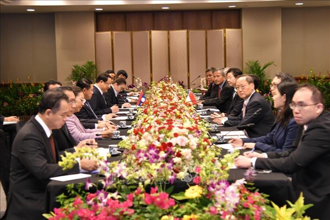 Hội đàm giữa Thủ tướng Lào Sonexay Siphandone và Thủ tướng Singapore Lawrence Wong. Ảnh: TTXVN phát