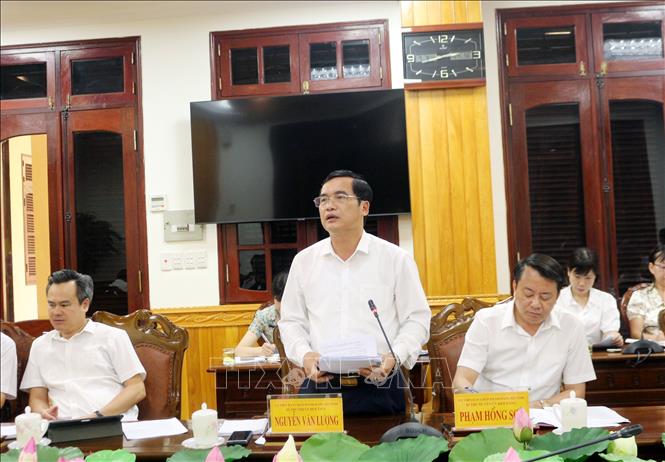 Bí thư Thị ủy Duy Tiên Nguyễn Văn Lượng phát biểu tại hội nghị. Ảnh: Nguyễn Chinh - TTXVN