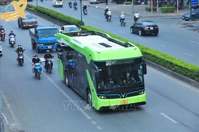 An electric bus on the street of Hanoi. VNA Photo