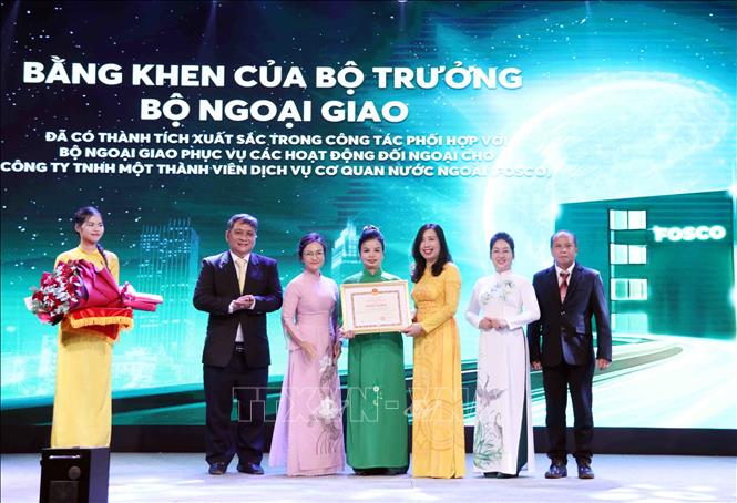 Bà Lê Thị Thu Hằng (thứ 3, từ phải sang), Thứ trưởng Bộ Ngoại giao, Chủ nhiệm Ủy ban Nhà nước về Người Việt Nam ở nước ngoài trao Bằng khen của Bộ trưởng Bộ Ngoại giao tặng cho FOSCO. Ảnh: Xuân Khu-TTXVN
