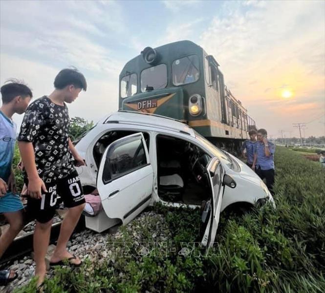 Hiện trường vụ va chạm giữa ô tô con và tàu hỏa ở Vĩnh Yên (Vĩnh Phúc) làm hai bố con bị thương. Ảnh: TTXVN phát