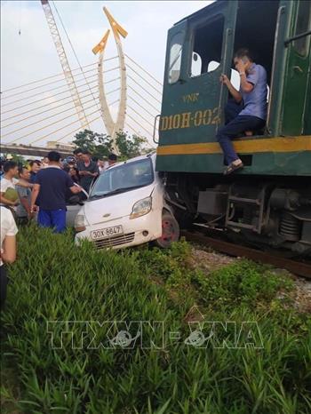 Vụ va chạm khiến chiếc ô tô bị kéo lê hơn 100 m, rất may không có thiệt hại về người. Ảnh: TTXVN phát