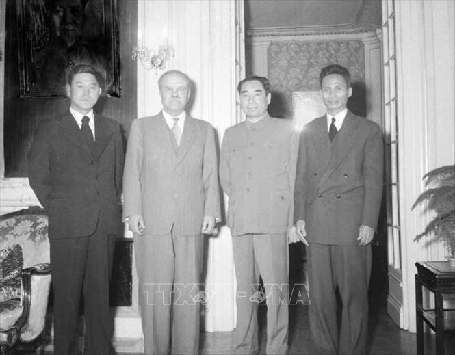 (từ trái sang phải): Bộ trưởng Ngoại giao Triều Tiên Nam Nhật; Bộ trưởng Ngoại giao Liên Xô Vyacheslav Molotov; Thủ tướng Trung Quốc Chu Ân Lai và Phó Thủ tướng Phạm Văn Đồng, ngày 4/5/1954, tại Hội nghị Geneva (Thụy Sĩ) bàn về khôi phục hòa bình tại Triều Tiên và Đông Dương. Ảnh: Tư liệu TTXVN
