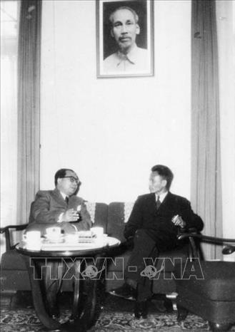 Phó Thủ tướng Phạm Văn Đồng tiếp Đại sứ Indonesia ở Pháp tại Trụ sở Phái đoàn Việt Nam ở Hội nghị Geneva về Đông Dương (1954). Ảnh: Tư liệu TTXVN
