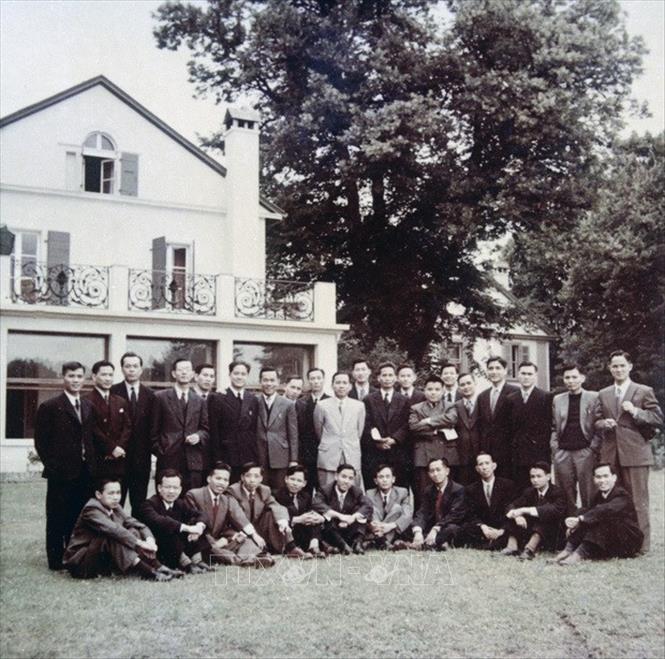 Phái đoàn Chính phủ Việt Nam Dân chủ Cộng hòa tham dự Hội nghị Geneva về Đông Dương (1954) chụp ảnh chung tại Trụ sở phái đoàn ở Villa Cadre. Ảnh: Tư liệu TTXVN
