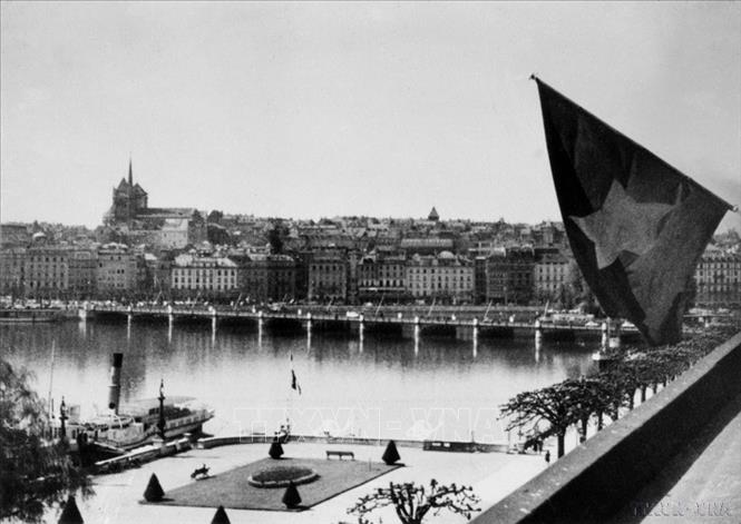 Lá cờ đỏ sao vàng treo tại Trụ sở của Phái đoàn Việt Nam Dân chủ Cộng hòa ở Geneva (Thụy Sĩ), năm 1954. Ảnh: Tư liệu TTXVN

