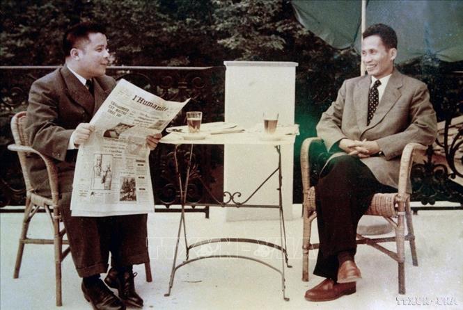 Phó Thủ tướng Phạm Văn Đồng (bên phải) và Luật sư Phan Anh, phái viên Phái đoàn Việt Nam tham dự Hội nghị Geneva về Đông Dương trao đổi, thống nhất công việc tại trụ sở Phái đoàn ở Villa Cadre, trước khi tham dự các phiên họp của Hội nghị. Ảnh: Tư liệu TTXVN
