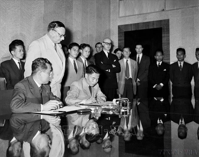 Vào lúc 24 giờ ngày 20/7/1954 (giờ Geneva), tức sáng 21/7/1954 (giờ Hà Nội), Thứ trưởng Bộ Quốc phòng Tạ Quang Bửu thay mặt Chính phủ và Bộ Tổng tư lệnh Quân đội nhân dân Việt Nam ký Hiệp định đình chiến ở Việt Nam. Ngay sau đó, Hiệp định đình chiến ở Lào và Campuchia cũng được ký kết. Ảnh: Tư liệu TTXVN

