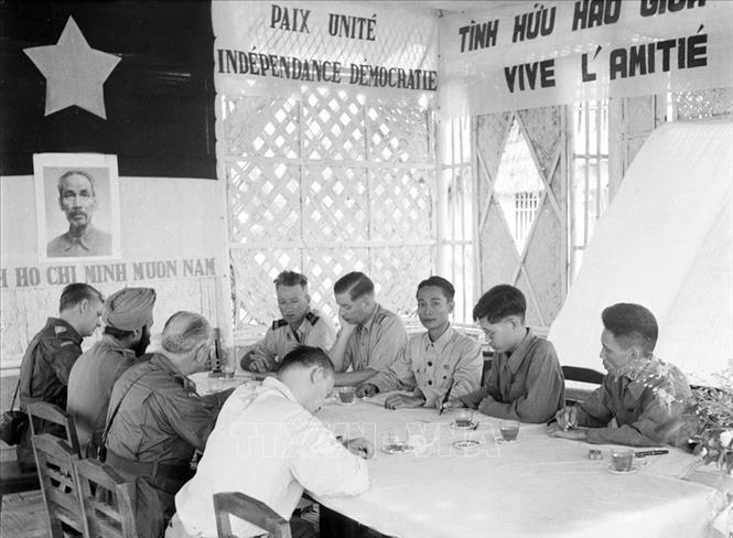 Phái đoàn Bộ Tổng tư lệnh QĐND Việt Nam và phái đoàn Pháp họp bàn về việc trao đổi tù binh tại Sầm Sơn, với sự chứng kiến của Ủy ban Quốc tế ở Việt Nam (9/1954). Ảnh: Tư liệu TTXVN