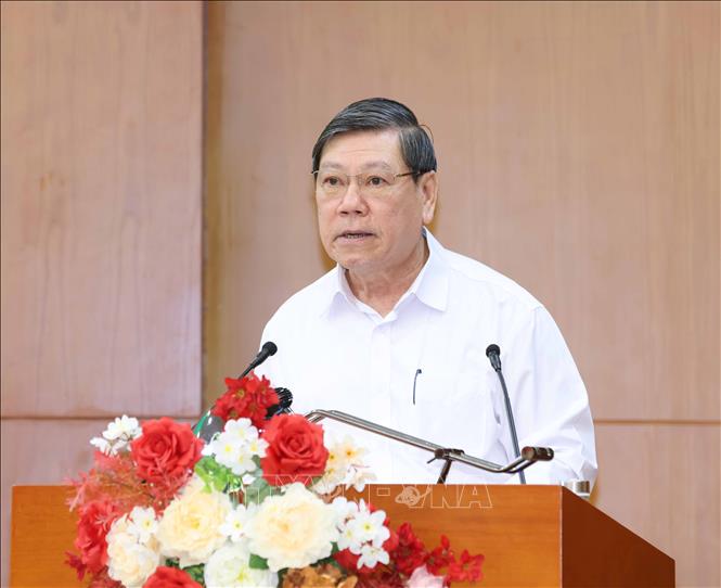 Đồng chí Trần Văn Rón, Uỷ viên Trung ương Đảng, Phó Chủ nhiệm Thường trực Uỷ ban Kiểm tra Trung ương trình bày báo cáo tại hội nghị. Ảnh: Phương Hoa – TTXVN