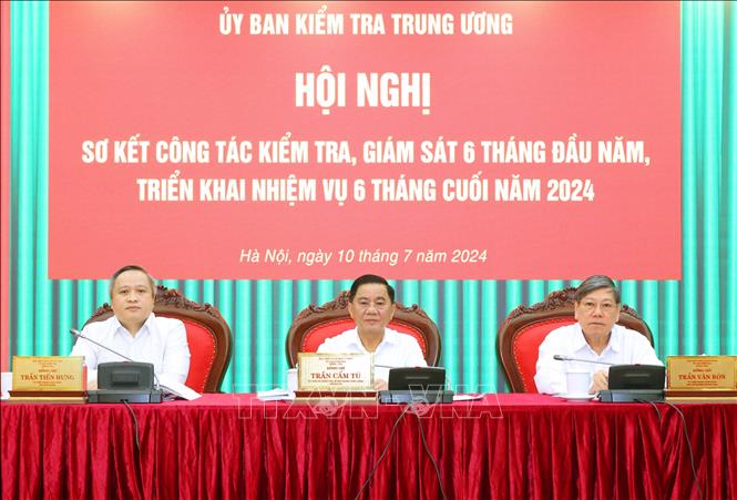 Các đồng chí điều hành hội nghị. Ảnh: Phương Hoa – TTXVN