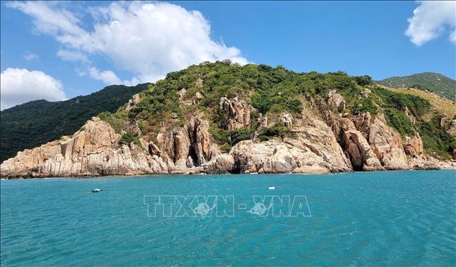 Phong cảnh trữ tình ở vịnh Vĩnh Hy với rừng núi trải dài và biển xanh biếc. Ảnh: Nguyễn Thành – TTXVN