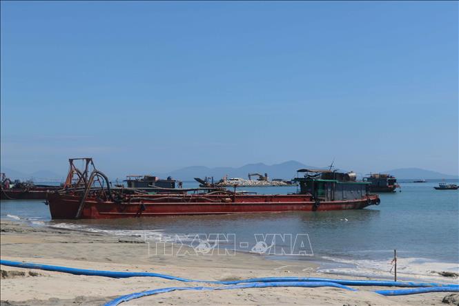 Các phương tiện chuyên dụng được huy động để thi công đê ngầm chống sạt lở khẩn cấp bờ biển Cửa Đại, thành phố Hội An. Ảnh: Đoàn Hữu Trung -TTXVN 