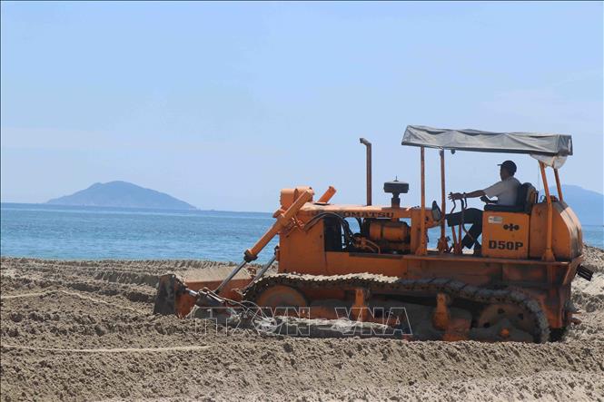 Hơn 600.000 m3 cát được tận dụng trong quá trình nạo vét luồng lạch để bổ sung cho bờ biển Cửa Đại.
Ảnh: Đoàn Hữu Trung -TTXVN 