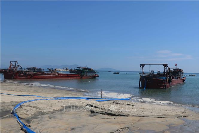 Đơn vị thi công huy động 60 phương tiện và hơn 120 công nhân, kỹ sư để thi công đê ngầm. Ảnh: Đoàn Hữu Trung -TTXVN 