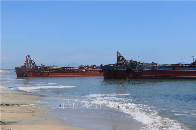Đơn vị thi công huy động 60 phương tiện và hơn 120 công nhân, kỹ sư để thi công đê ngầm. Ảnh: Đoàn Hữu Trung -TTXVN 