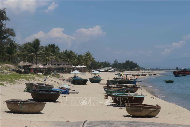 Trong quá trình thi công, có thêm hàng nghìn mét chiều dài bờ biển Cửa Đại được bổ sung cát để tạo và nuôi bãi. Ảnh: Đoàn Hữu Trung -TTXVN 