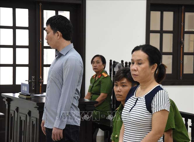 Các bị cáo Nguyễn Minh Hiếu và Kiều Thị Mai tại phiên tòa. Ảnh: TTXVN phát.