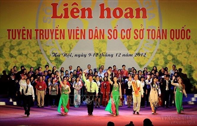 Các đội tuyên truyền viên tham dự Liên hoan hưởng ứng Tháng hành động Dân số và ngày Dân số Việt Nam. Đây là lực lượng nòng cốt góp phần tuyên truyền, giáo dục cho nhân dân trong công tác dân sô, kế hoạch hóa gia đình. Ảnh: Dương Ngọc – TTXVN
