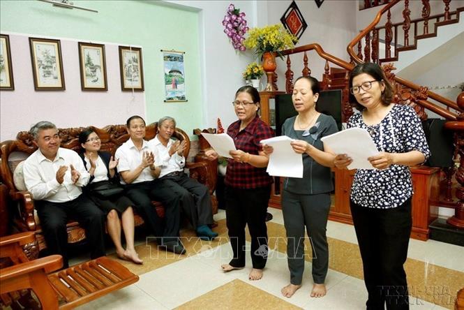 Cán bộ dân số huyện Hòa Vang (Đà Nẵng) đổi mới truyền thông vận động về dân số và phát triển thông qua hình thức sân khấu hóa tiểu phẩm tại các buổi sinh hoạt câu lạc bộ cộng đồng nhằm nâng cao nhận thức cho người dân tại cộng đồng (2018). Ảnh: Dương Ngọc – TTXVN