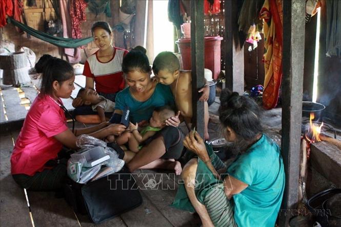 Mạng lưới cô đỡ thôn bản huyện Minh Hóa (Quảng Bình) hoạt động hiệu quả trong việc chăm sóc sức khoẻ sinh sản cho đồng bào dân tộc. Ảnh: Dương Ngọc – TTXVN
