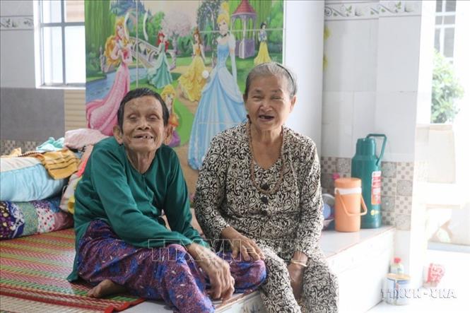 Chất lượng dân số Việt Nam được cải thiện về nhiều mặt. Tuổi thọ trung bình tăng nhanh. Trong ảnh: Các cụ già sống vui vẻ dưới mái nhà chung ấm áp do ông Bùi Văn Hùng (phường Đông Thuận, thị xã Bình Minh, tỉnh Vĩnh Long) lập nên. Ảnh: Lê Thúy Hằng - TTXVN