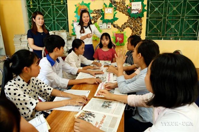 Cán bộ dân số truyền thông tư vấn về giới tính, sức khỏe sinh sản, tình bạn, tình yêu cho học sinh trường THCS Tân Phú, huyện Tân Sơn (Phú Thọ). Ảnh: Dương Ngọc – TTXVN