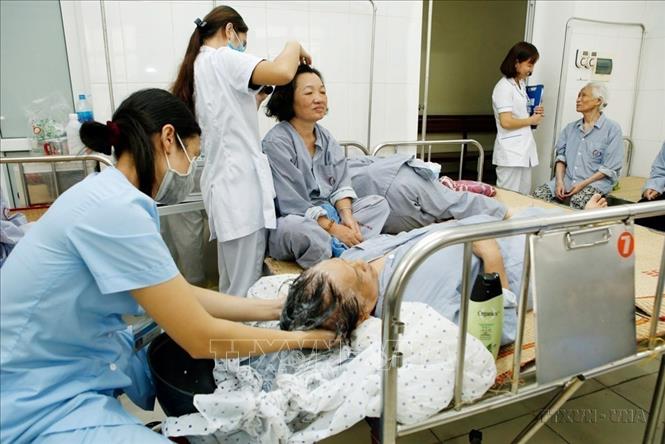 Chất lượng dân số của Việt Nam đã được cải thiện nhiều mặt. Trong ảnh: Người cao tuổi tham gia chuỗi sự kiện chăm sóc sức khỏe tại Bệnh viện Đa khoa Đống Đa Hà Nội. Ảnh: Dương Ngọc - TTXVN
