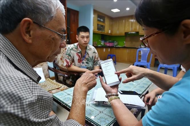 Tại Việt Nam, thu thập thông tin về dân số và nhà ở làm cơ sở để đánh giá tình hình thực hiện Kế hoạch phát triển kinh tế - xã hội; xây dựng chính sách, lập kế hoạch dân số và nhà ở phục vụ lập Kế hoạch phát triển kinh tế - xã hội; giám sát thực hiện các Mục tiêu Phát triển bền vững của Liên hợp quốc mà Chính phủ Việt Nam đã cam kết....Trong ảnh: Ứng dụng Công nghệ thông tin trong công tác tổng điều tra dân số và nhà ở năm 2019. Ảnh: Minh Quyết – TTXVN