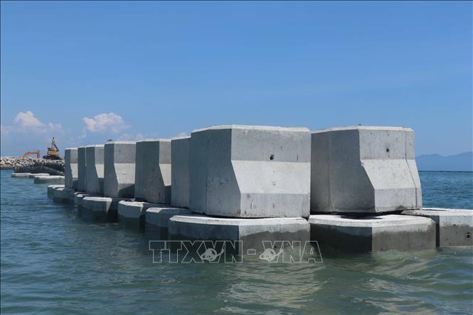  Tập trung đá hộc và hàng nghìn khối bê tông cách bờ biển từ 200- 250m để thi công đê ngầm. Ảnh: Đoàn Hữu Trung -TTXVN 