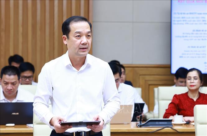  Thứ trưởng Bộ Thông tin và Truyền thông Phạm Đức Long báo cáo sơ kết công tác 6 tháng đầu năm 2024 về chuyển đổi số quốc gia. Ảnh: Dương Giang-TTXVN