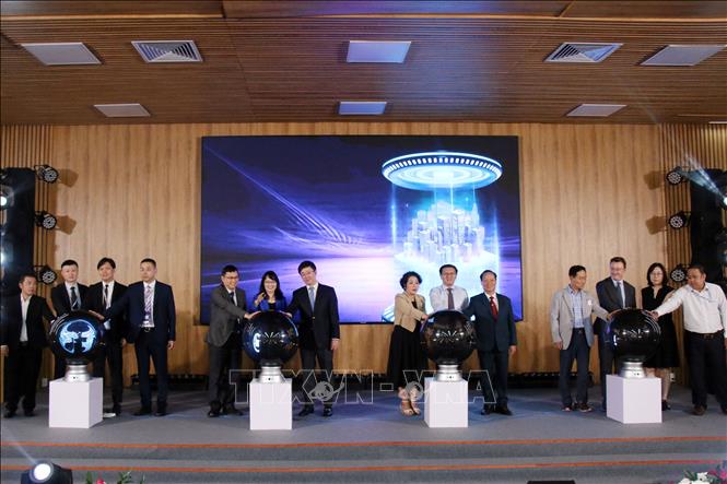 Delegates launch the iTech Expo 2024. VNA Photo: Tiến Lực