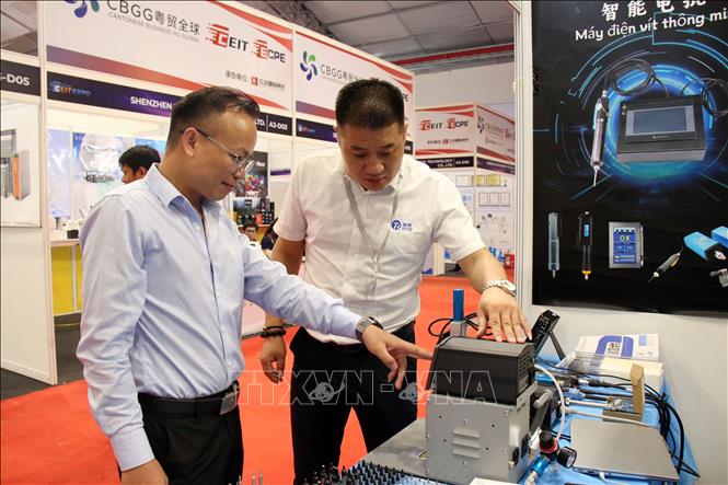 Visitors experience new technologies at the iTech Expo 2024. VNA Photo: Tiến Lực