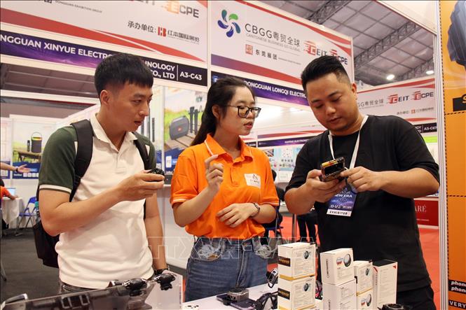 Visitors experience new technologies at the iTech Expo 2024. VNA Photo: Tiến Lực