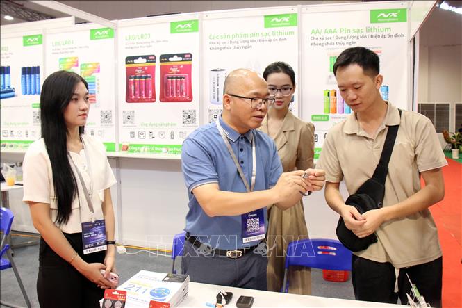 Visitors experience new technologies at the iTech Expo 2024. VNA Photo: Tiến Lực