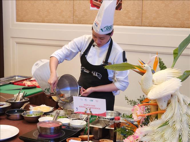 Đầu bếp tham gia Cuộc thi chế biến món ăn với thịt gà Mỹ. Ảnh: Mai Trang - TTXVN