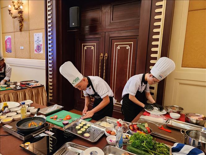 Các đầu bếp chuyên nghiệp thi nấu món ăn từ thịt gà Mỹ. Ảnh: Mai Trang - TTXVN