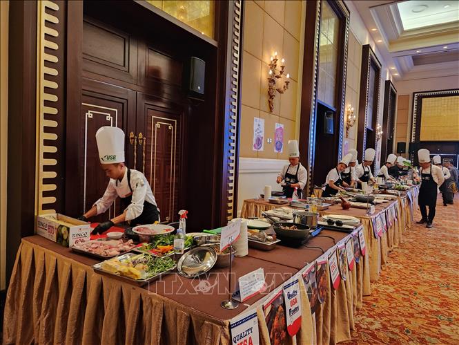 Các đầu bếp tham gia cuộc thi. Ảnh: Mai Trang - TTXVN