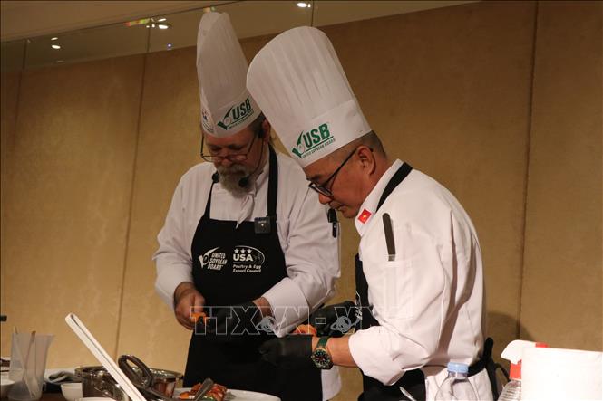 Cố vấn ẩm thực, đầu bếp Norbert Ehrbar (trái) biểu diễn nấu ăn với nguyên liệu thịt gà Mỹ. Ảnh: Mai Trang - TTXVN