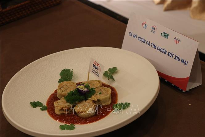 Món ăn do Cố vấn ẩm thực, đầu bếp Norbert Ehrbar (Mỹ) thực hiện được giới thiệu tại cuộc thi. Ảnh: Mai Trang - TTXVN