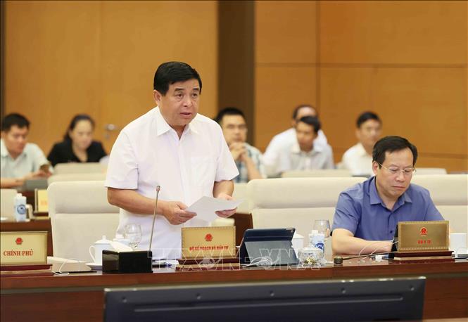 Bộ trưởng Bộ Kế hoạch và Đầu tư Nguyễn Chí Dũng trình bày tờ trình. Ảnh: An Đăng - TTXVN